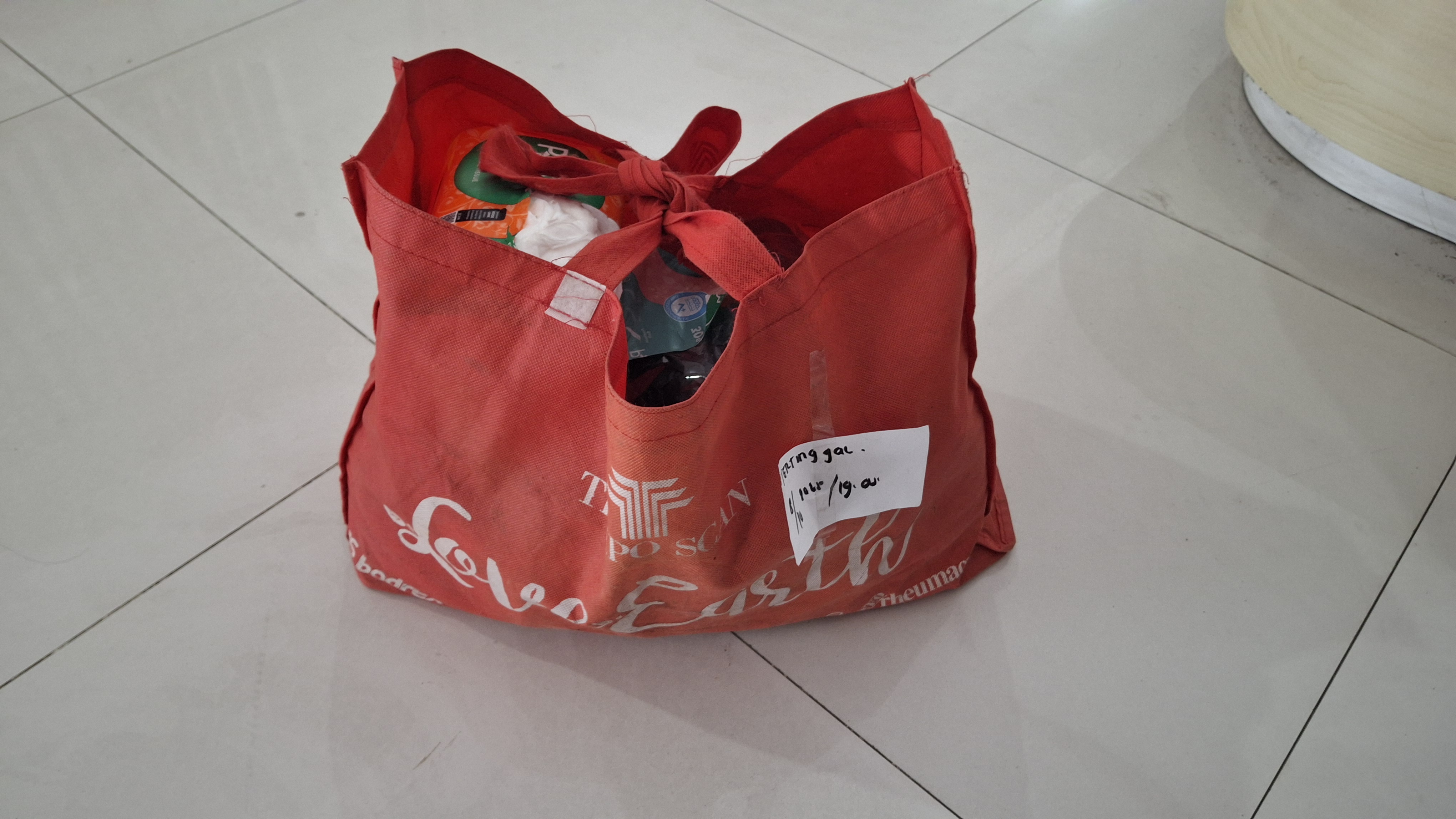 Tas Berisi Baju dll